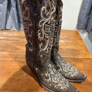 Embellished Brown Women's Heeled Boots with Scroll Embroidery